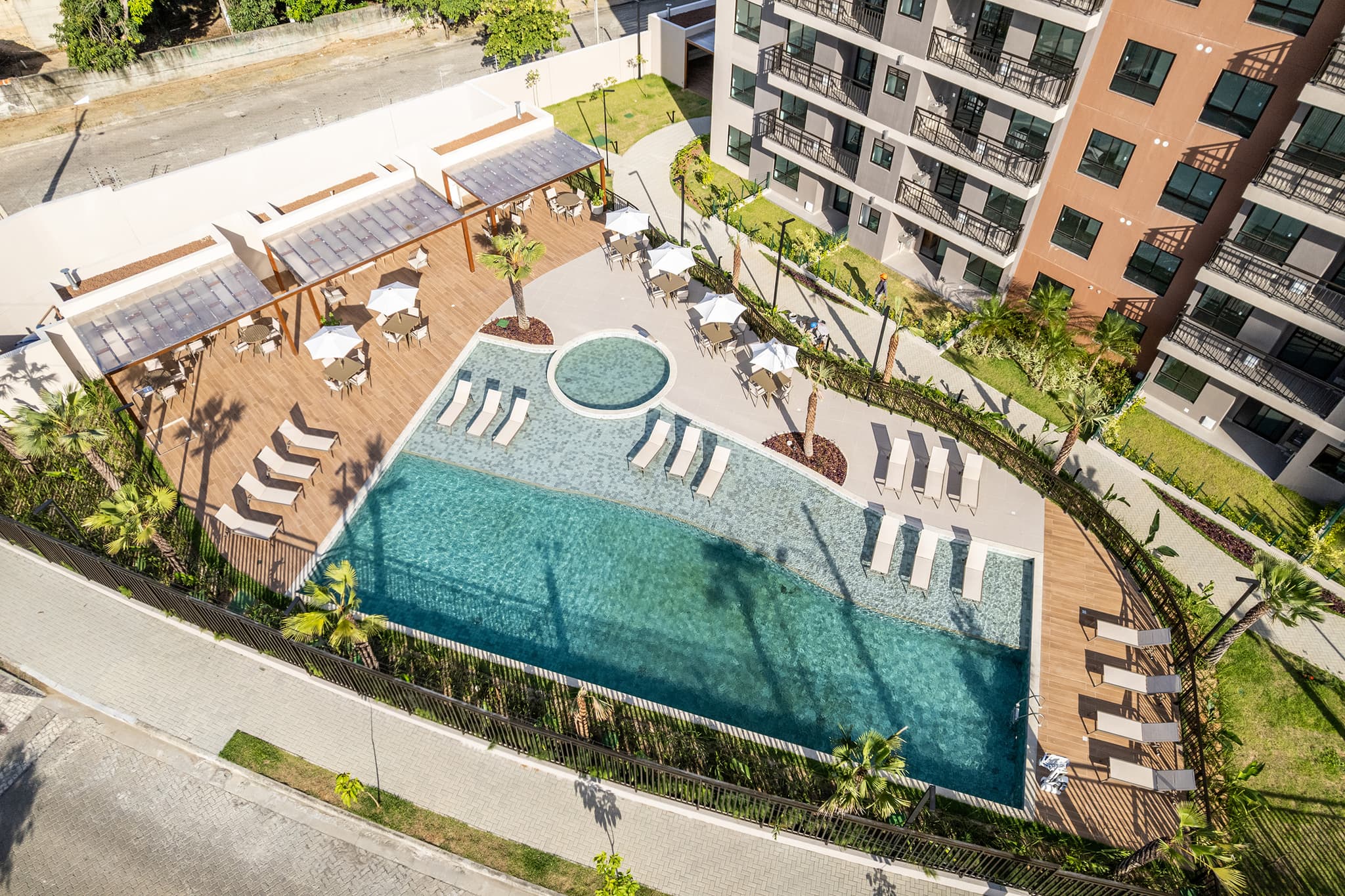 https://moura-dubeux-cdn-prod.loomi.com.br/media/files/empreendimento/26_06_10/01_-_MD_-_MIRAFLOR_PISCINA_DRONE.jpg